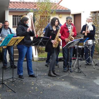 Justin et Marco aux trompettes, Marc à la basse, Julie au violon, Adeline à la flute, Marine et Georges aux sax alto, Laurence au baryton, Raymond et Philippe aux percussions, André et Francis aux ténors